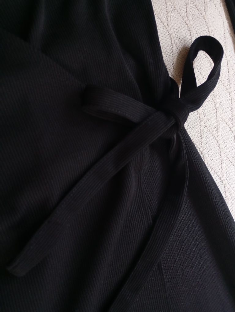 H&M M długa czarna kopertowa sukienka midi w prążki z paskiem