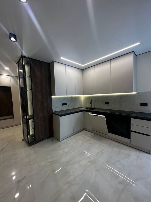 Продаж готової 1 км квартири біля парку та озера