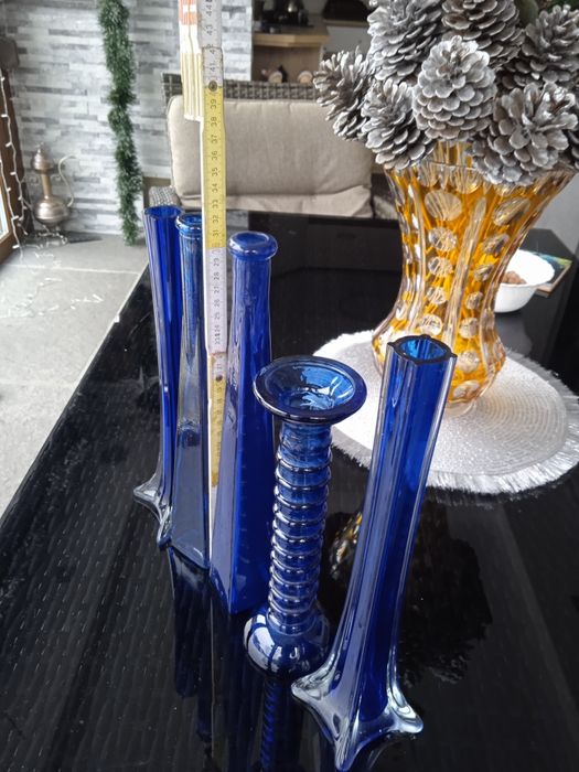 Wysokie niebieskie wazoniki 5 sztuk , (art deko) cena za całość