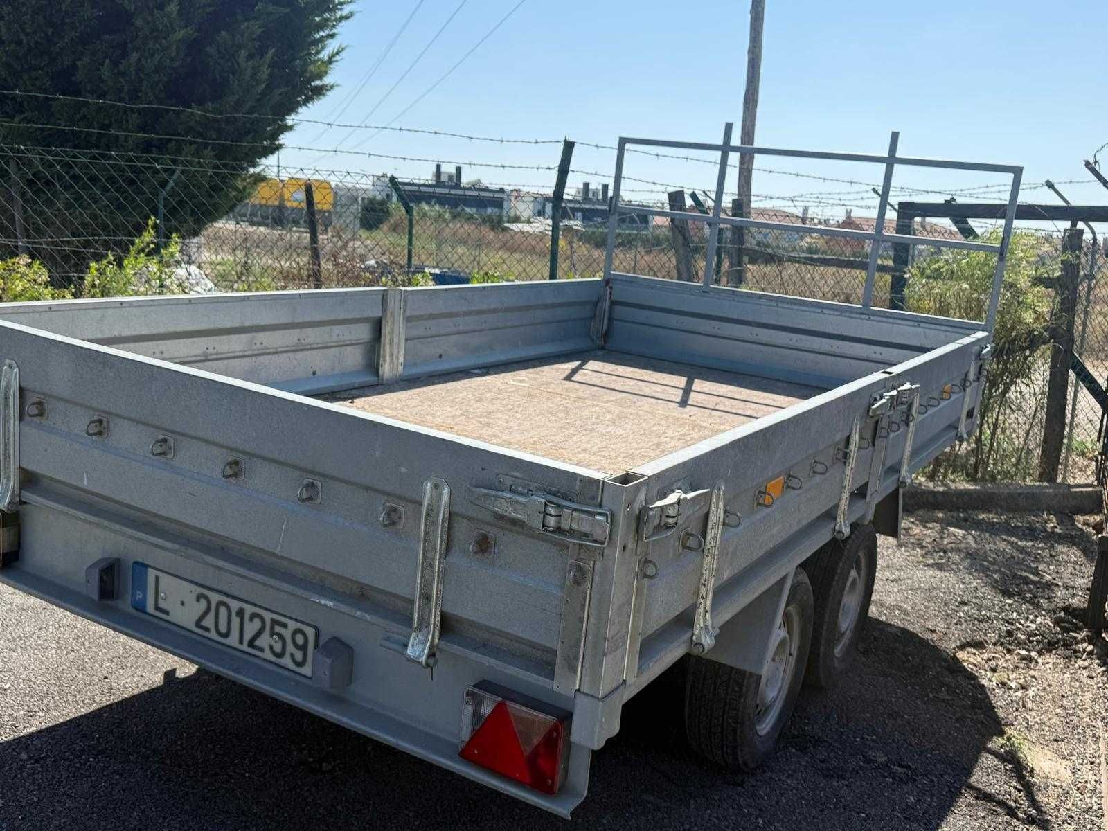 Atrelado de carga com caixa aberta