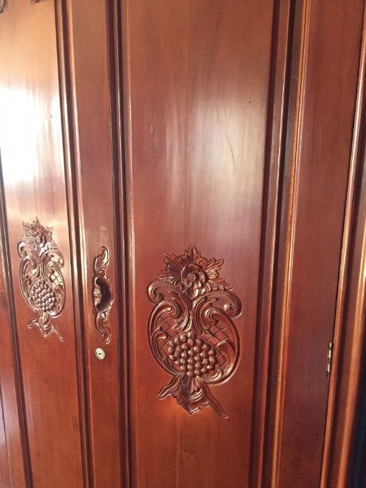 Szafa drewniana - ogromna, rzeźbiona, 213 cm wys. x 227 cm szer.