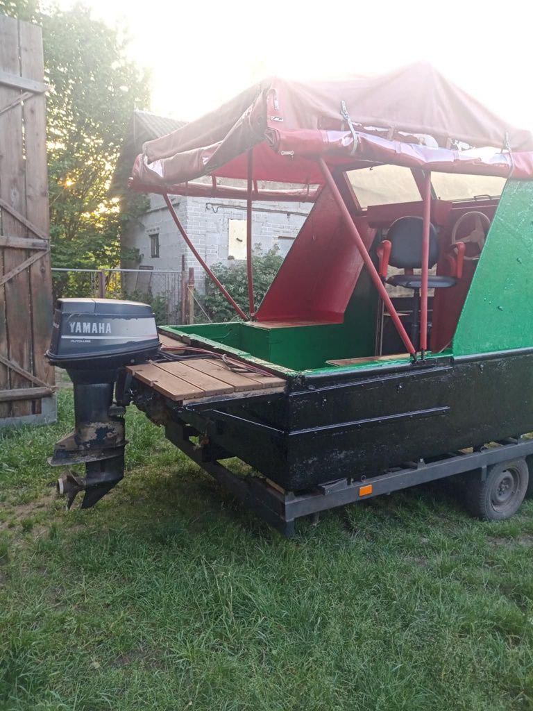 Duża łódz z wózkiem i silnikiem