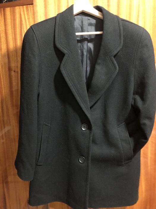 Sobretudo com bolsos, forrado , usado.