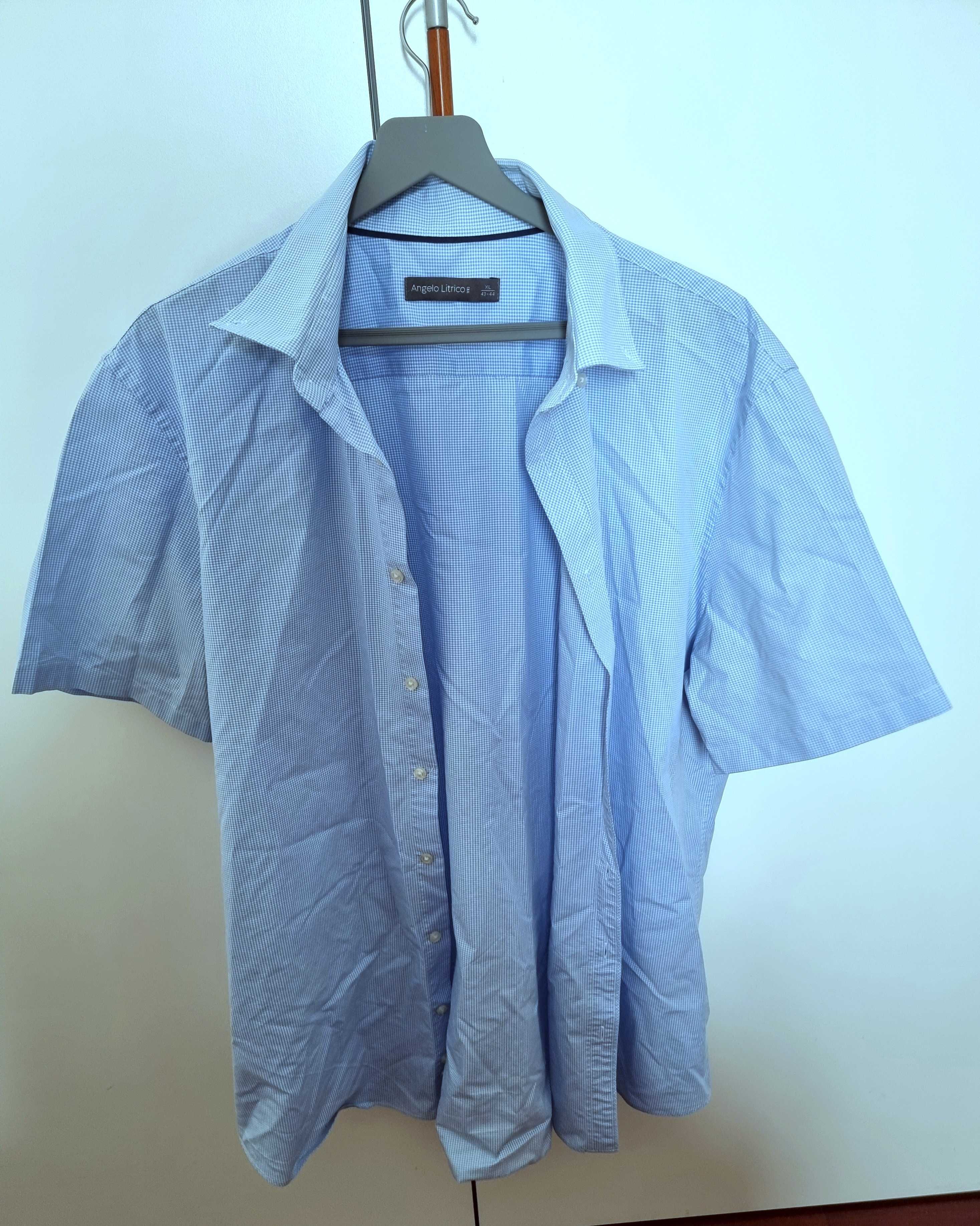 Camisa com padrão azul claro e branco de manga curta C&A, tamanho XL