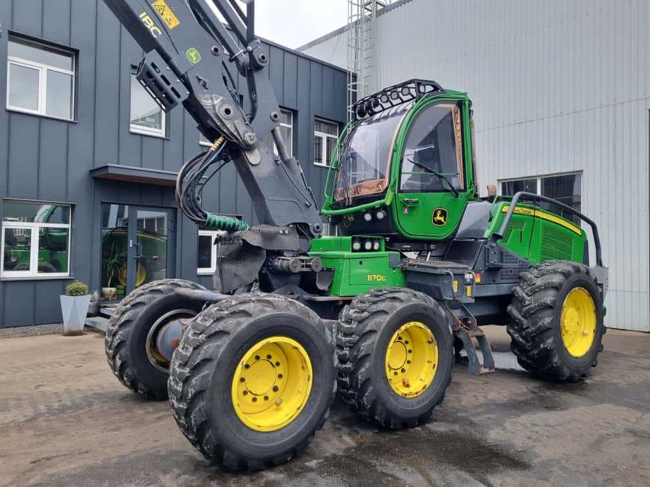 John Deere 1170G 6W Harvester