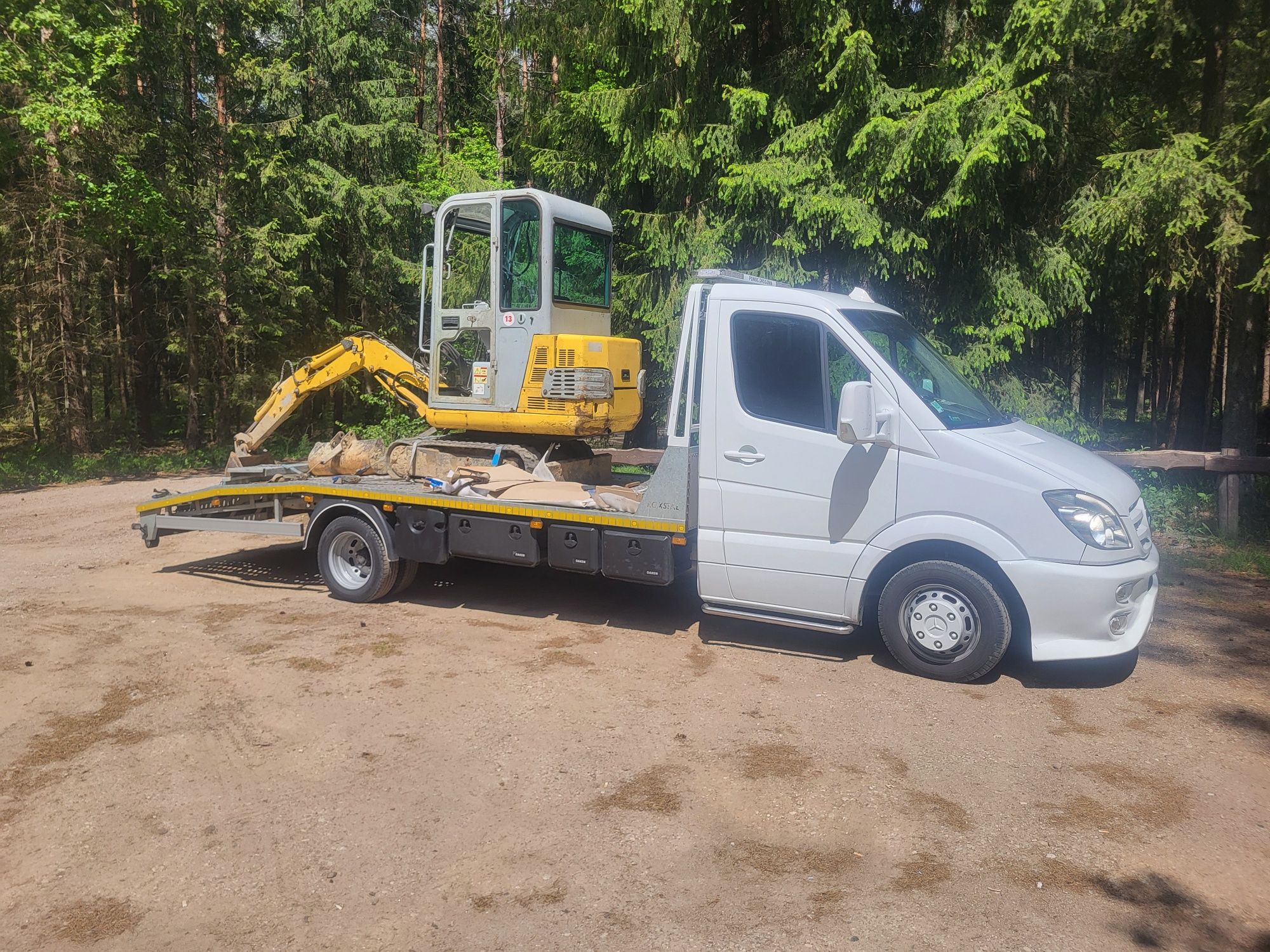 Transport maszyn , pomoc drogowa , auto holowanie , autolaweta .