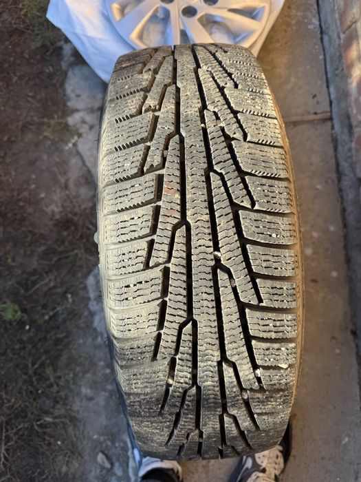 Зимова резина Nokian R15 з дисками та ковпакам