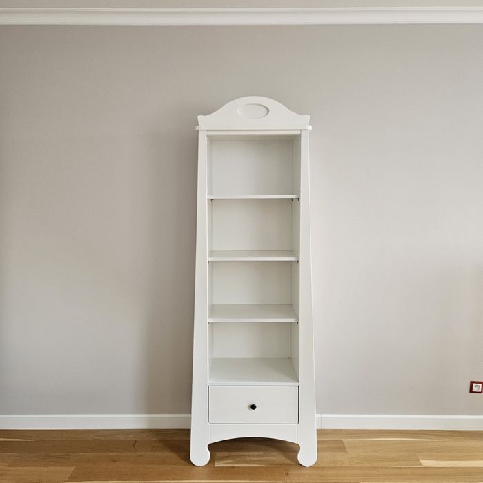 Regał biały wąski
