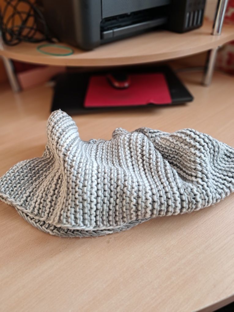 Sprzedam komin biało szary z nitką  srebrną