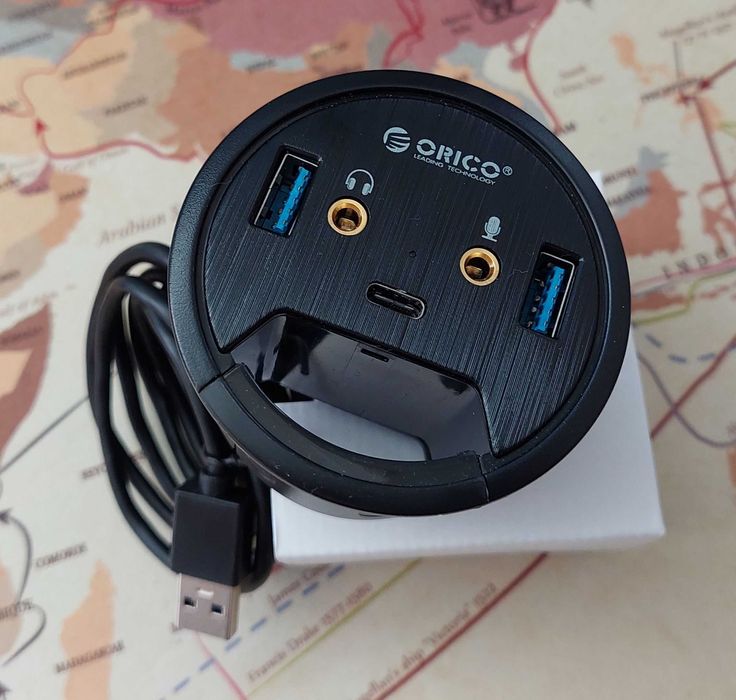 Hub USB 3.0 + audio ORICO  montaż do otworu w blacie biurka.
