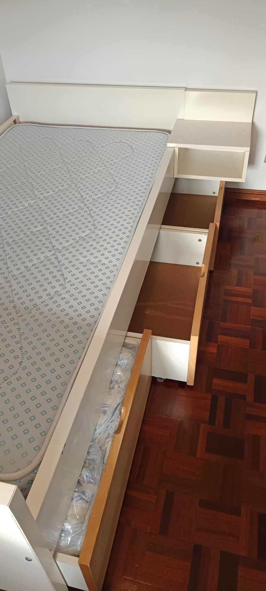 Cama individual com gavetas