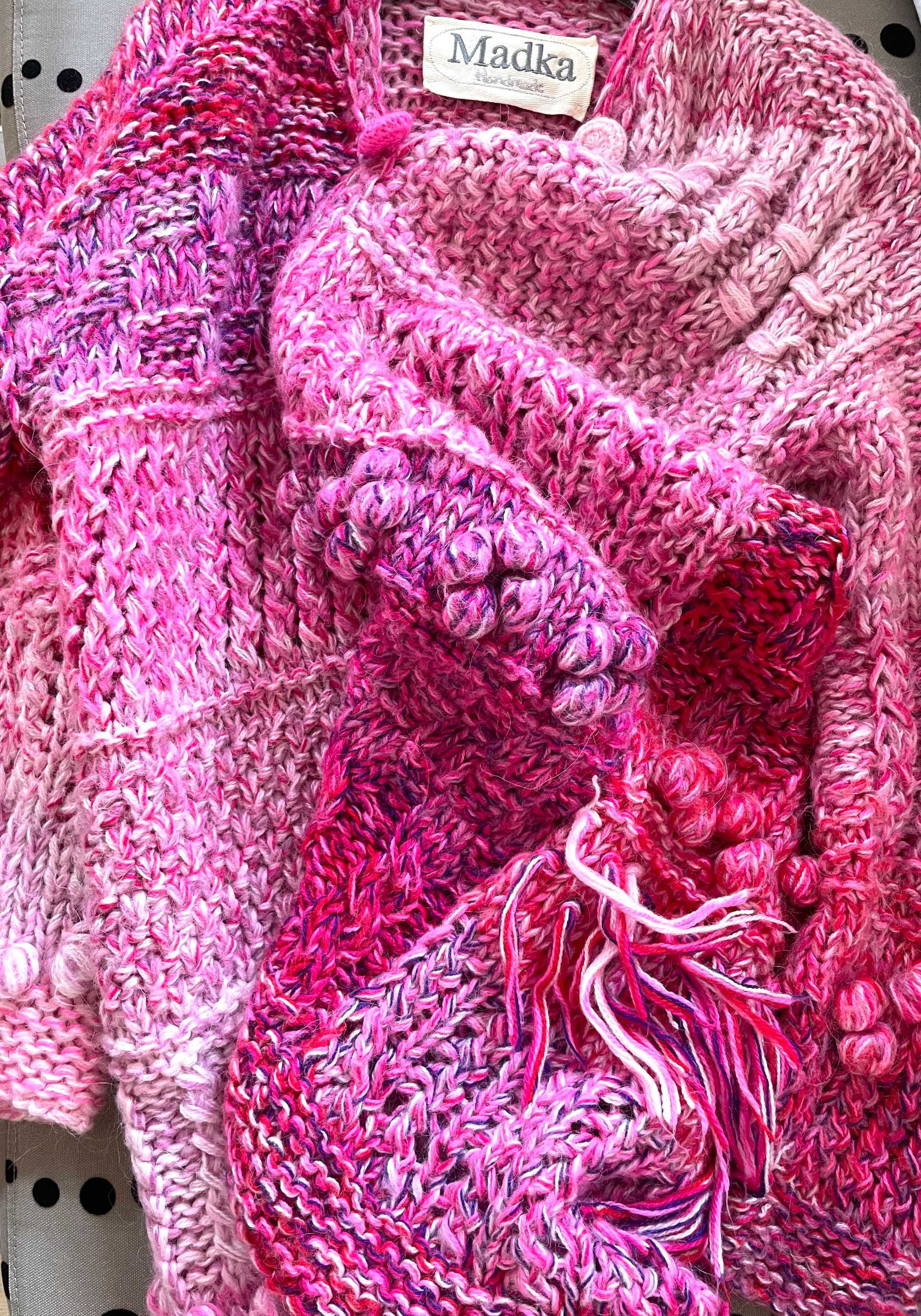 Kardigan płaszcz handmade sweter Madka różowy frędzle bąble