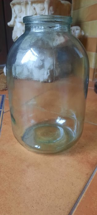 Банки 200 г з кришками і 3-х літрові