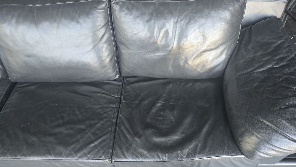 Sofá com 4 lugares em pele preto