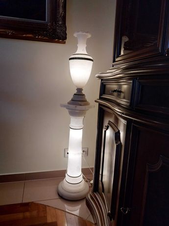 Postument, lampa kamienna