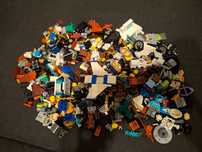 LEGO 0,4 kg części do minifigurek + akcesoria (broń, hełmy, włosy.itp)