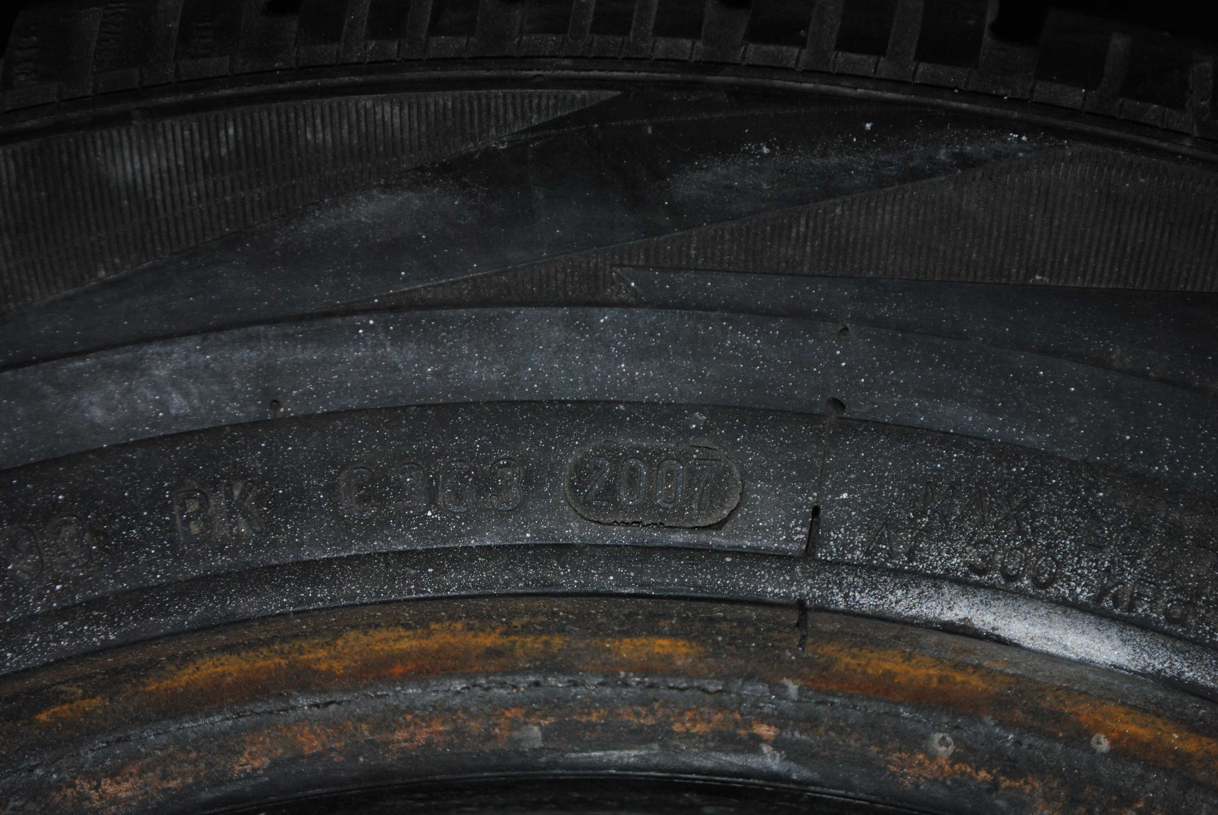 2 шини Pirelli Snowsport 205/55/R16 3,5 мм 2007 р без латок і порізів.