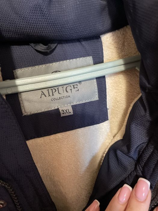 Синя чоловіча куртка.