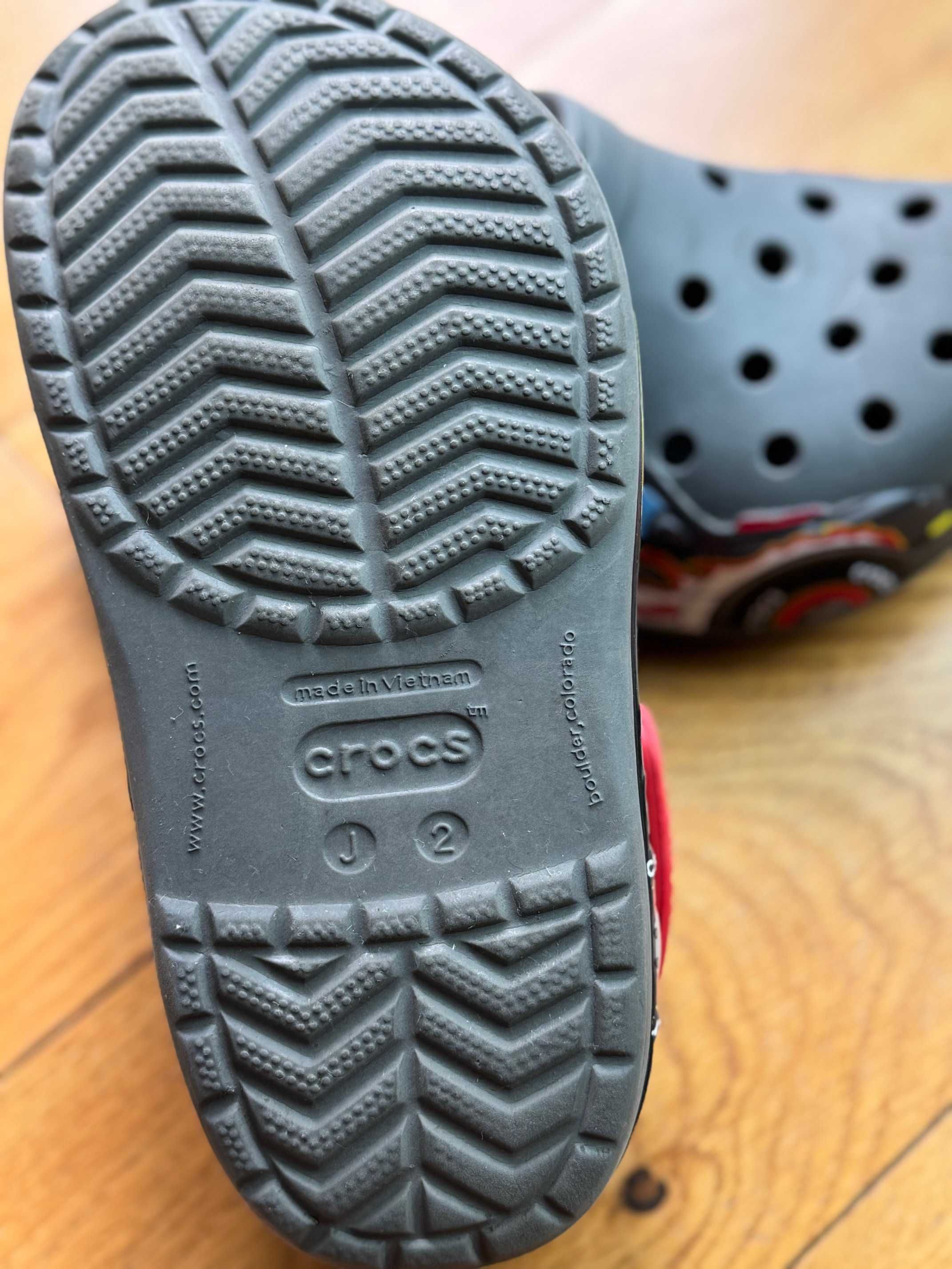 Crocsy szare J2 wóz strażacki
