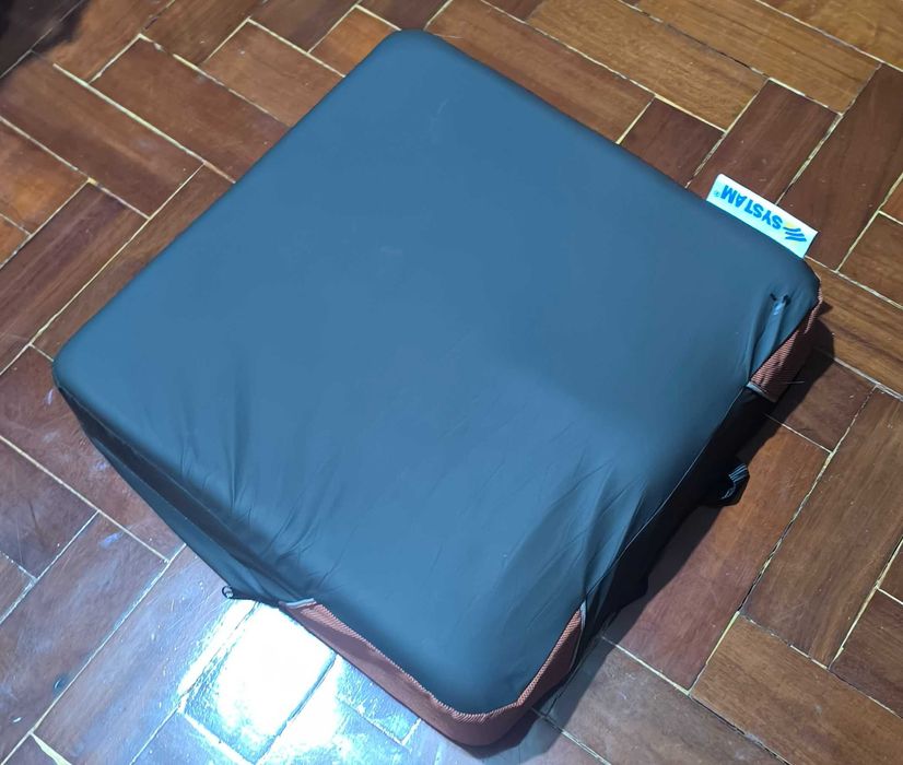 Cadeira de rodas, braços rebatíveis, com almofada anti escaras. Nova.