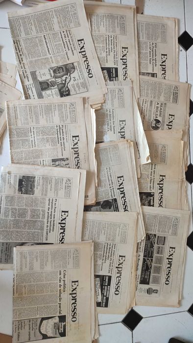 Lote 44 Jornais Expresso do período pós 25 Abril