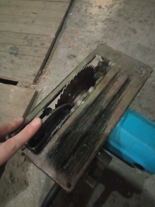 Циркулярная дисковая пила по дереву