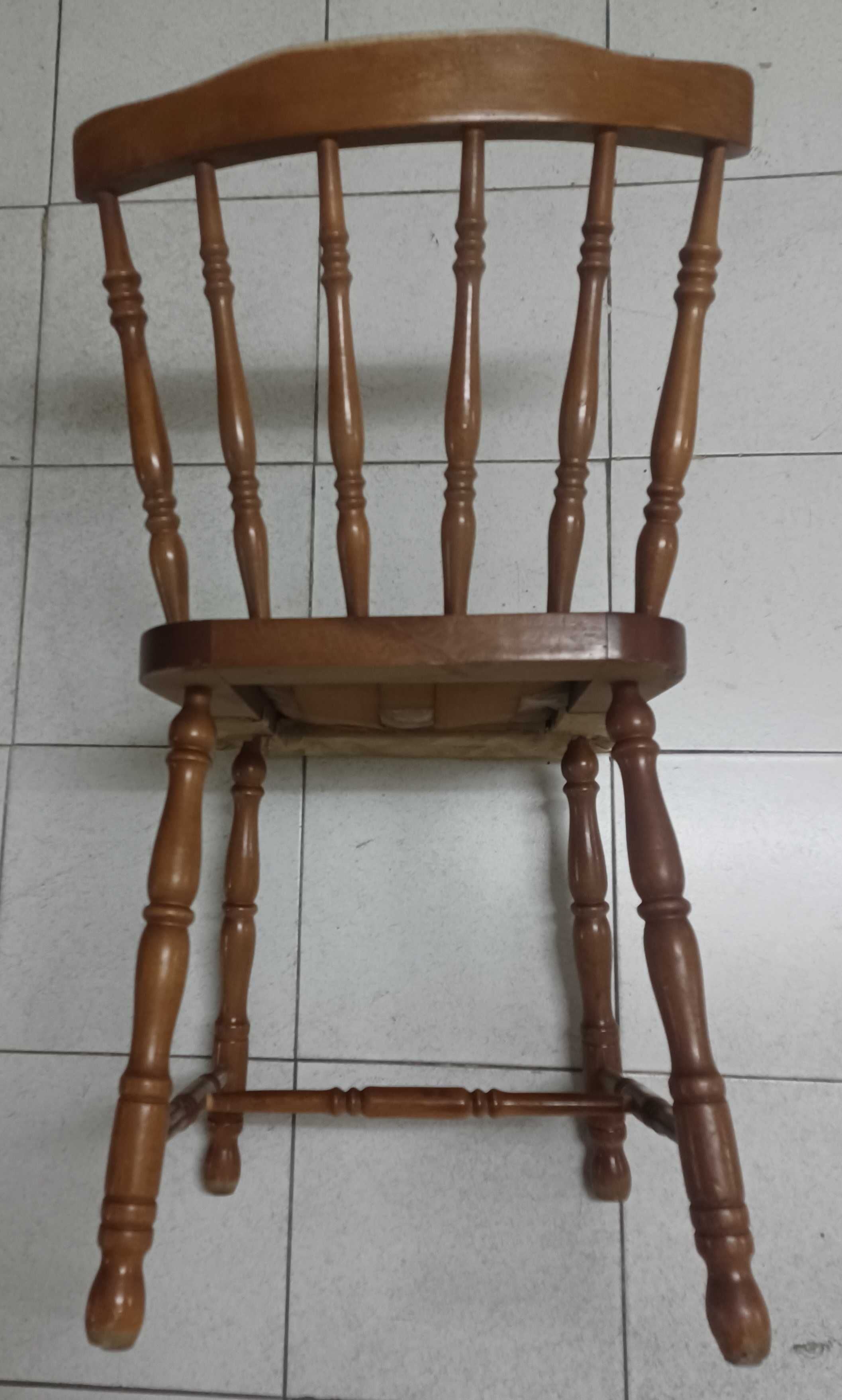 Cadeira antiga vintage de madeira estofada