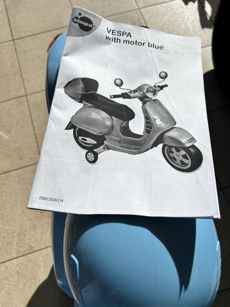 Vespa Piaggio (com acessorios capacete e mala) - azul