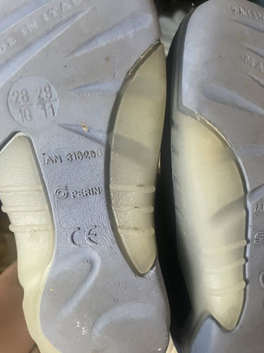 Продам кросівки пакетом