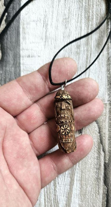 Rzeźba Swarożyc wisiorek naszyjnik słowiański amulet drewniany dębowy