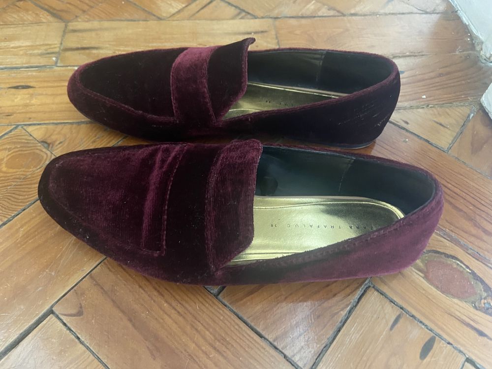 Sapatos Loafers de veludo bordeaux - ZARA