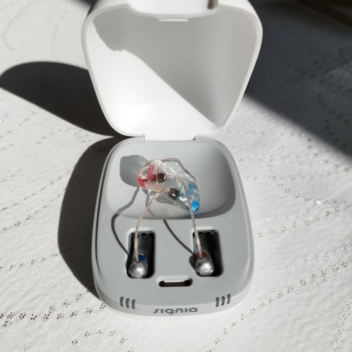 aparat słuchowy prawy i lewy Signia Pure Charge&Go z powerbankiem