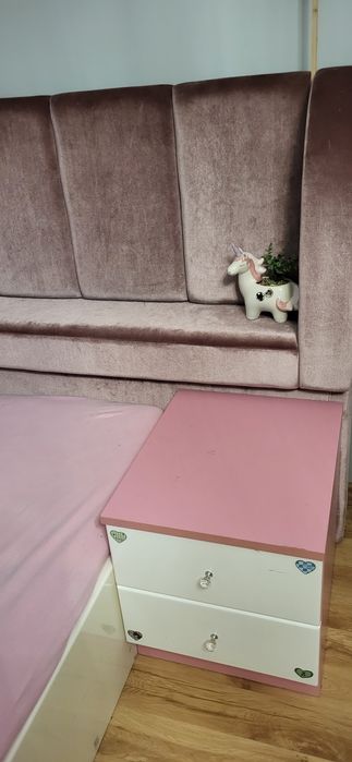 Łóżko dla dziewczynki, zagłówek plus stolik nocny