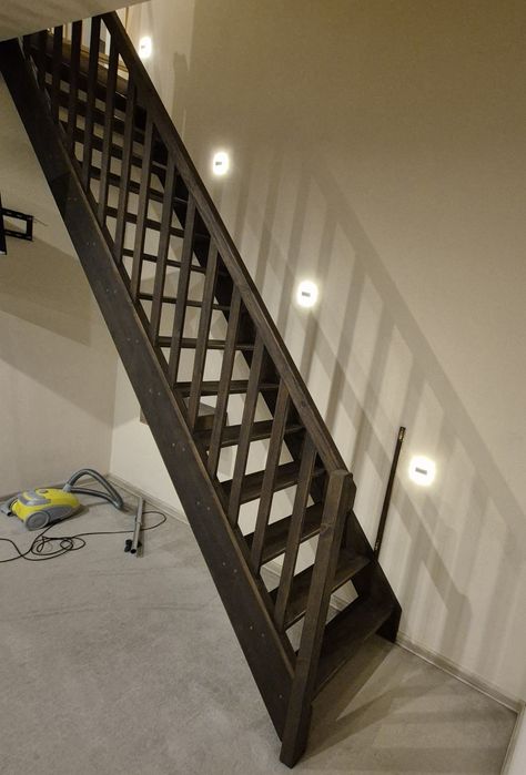 Schody drewniane z balustradą ciemny brąz, do domu na budowę na strych
