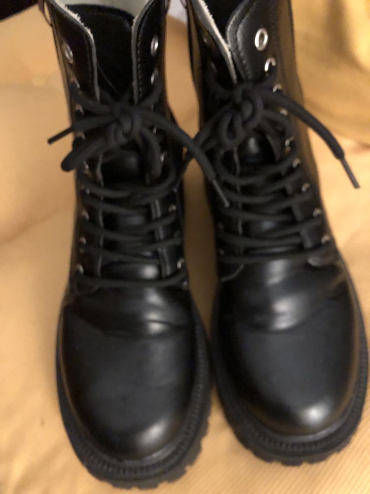 Botas com  atacadores e fechos laterais, usadas