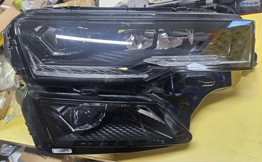 Skoda Karoq lift przednia prawa lampa full led 57B941036