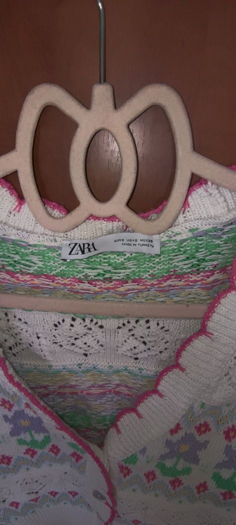 Sweter kardigan w kwiatki Zara we wzory