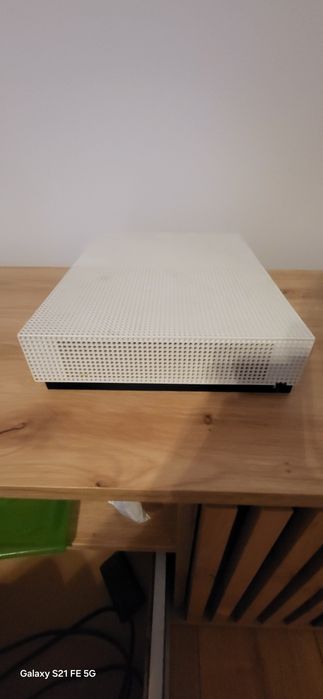 Xbox one s z padem + grami i okablowaniem