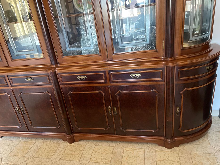 Buffet em nogueira com vitrina muito bom estado como novo