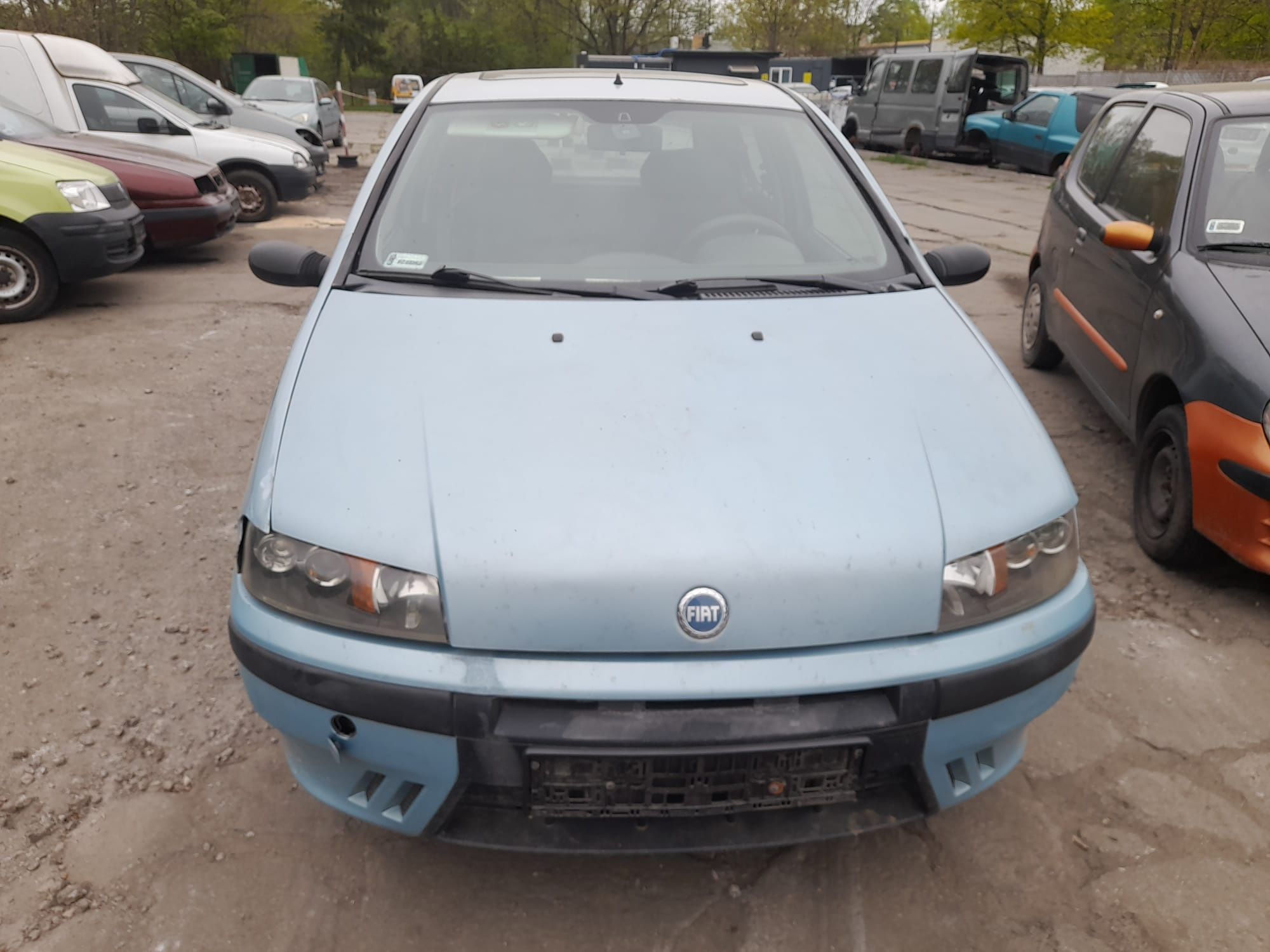 Fiat Punto II 2000r. 1.2 benzyna  59kW/ 80KM maska 218/24