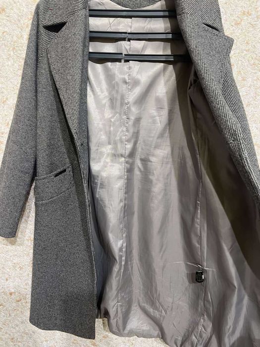Пальто жіноче сіре.