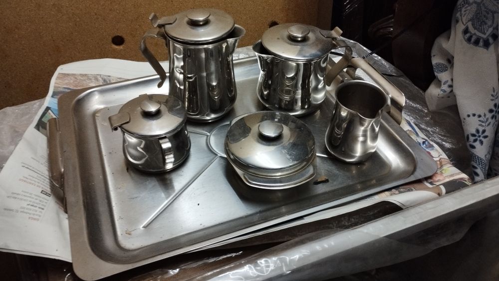 Serviço antigo de inox