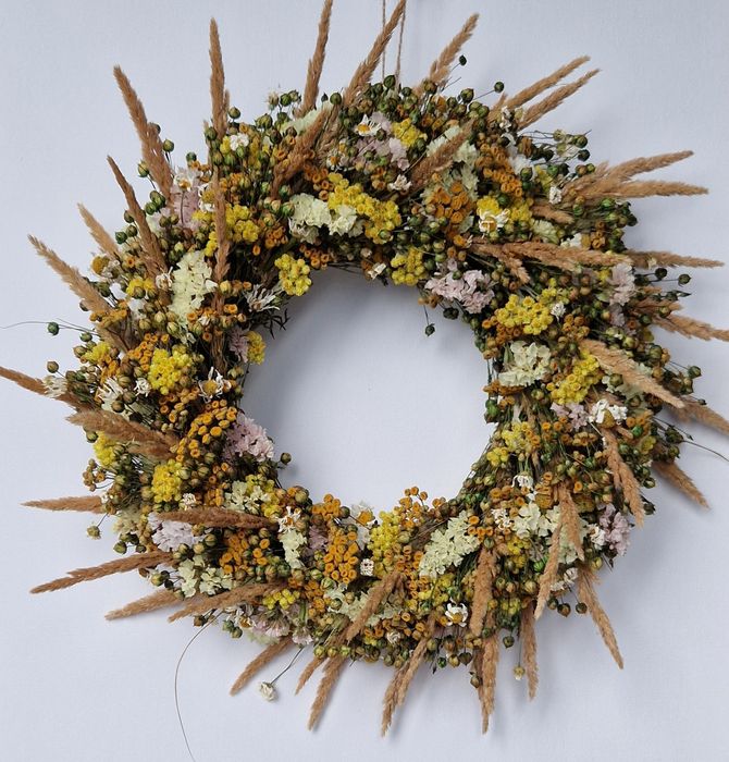 Wianek z suszonych roślin