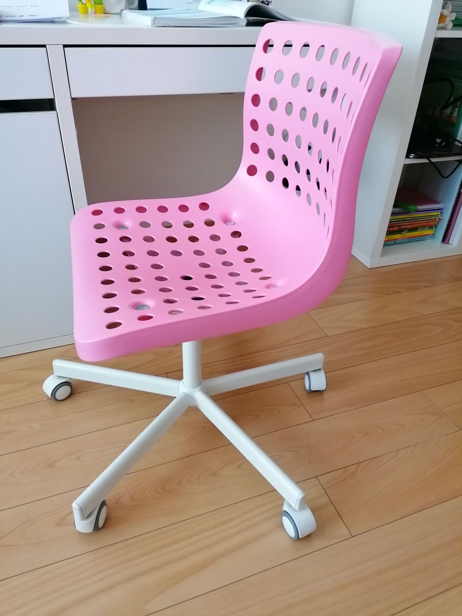 Cadeira rosa de criança Ikea