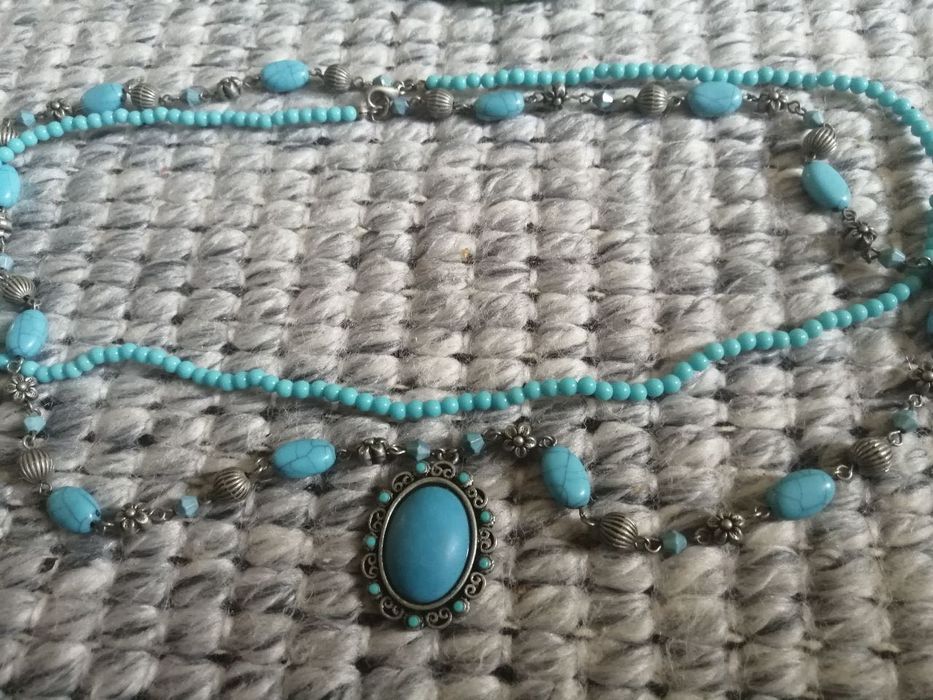 Натуральна бірюза та біжутерія