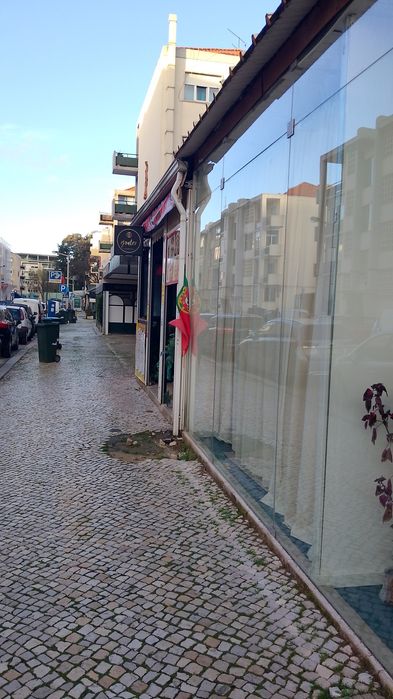 Aluga-se cadeira de cabeleireiro e gabinete