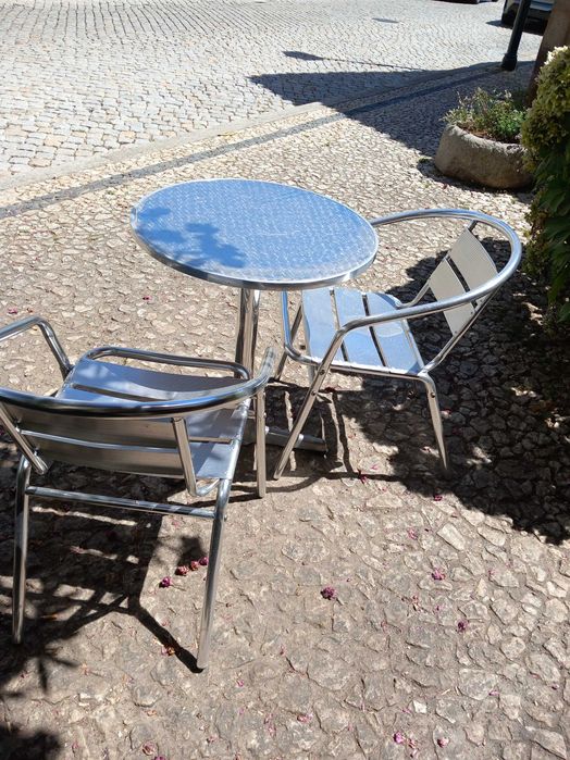 Vendo mesa e cadeiras alumínio