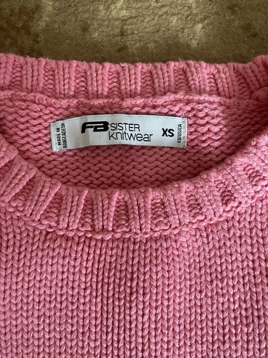 Вʼязана рожева жилетка