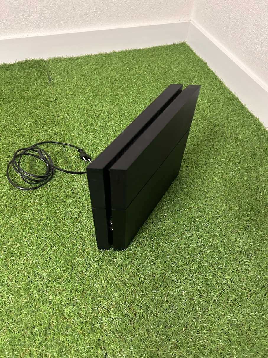 PlayStation 4 (1ª Geração) com Comando – Ótimo Estado