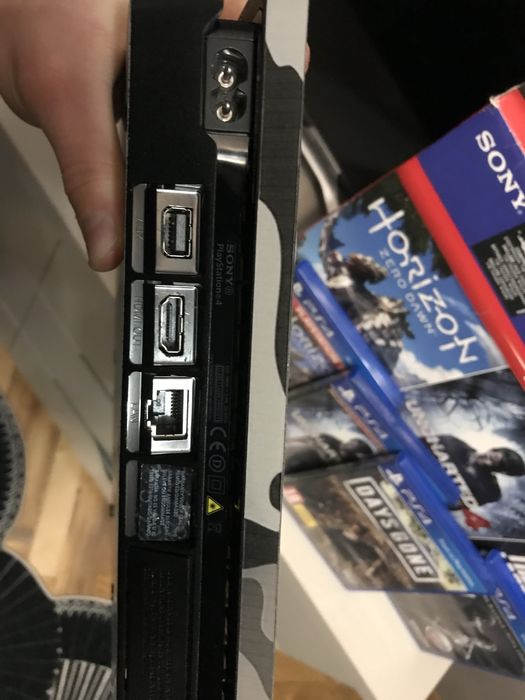 Продам PS 4 Slim 1 TB + 4 игры на дисках